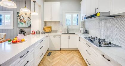 StayAU Spacious 4BR Family Home in Surrey Hills