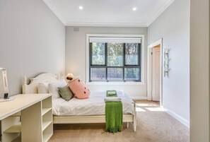 4 bedrooms, iron/ironing board, WiFi, bed sheets