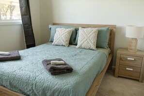 3 habitaciones, tabla de planchar con plancha, wifi y ropa de cama