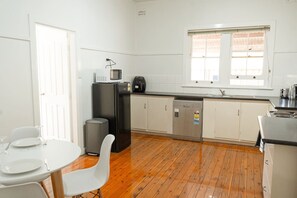 ダイニングテーブル