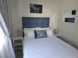 1 bedroom, WiFi, bed sheets - Cozy 1-Bedroom Apartment in the heart of Bellville. (Cape Town)