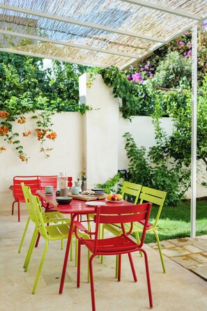 Outdoor dining - Stylish 2-bedroom apartment in peaceful San Vito dei Normanni with AC, WiFi (San Vito dei Normanni)