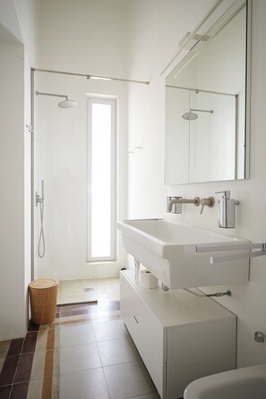 Douche, sèche-cheveux, bidet, serviettes fournies