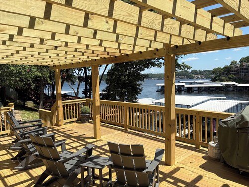 Relaxing 4 bed-4 bath w/ 3 King beds, sleeps 10, private dock & slip available!