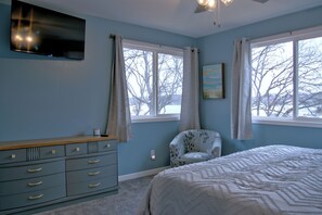 4 bedrooms, iron/ironing board, free WiFi, bed sheets - Relaxing 4 bed-4 bath w/ 3 King beds, sleeps 10, private dock & slip available! (Lake Ozark)