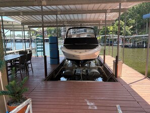 Marina - Relaxing 4 bed-4 bath w/ 3 King beds, sleeps 10, private dock & slip available! (Lake Ozark)