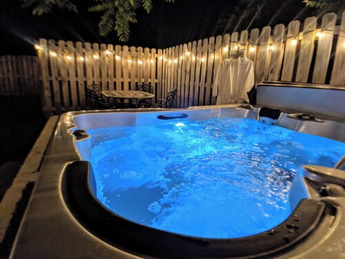 Cozy Bungalow Near Downtown w/HotTub, Feat on HGTV