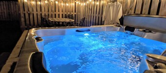 Cozy Bungalow Near Downtown w/HotTub, Feat on HGTV