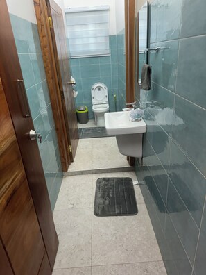 Douche, serviettes fournies, papier toilette