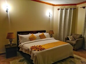 6 عدّة غرف نوم ومكواة/لوح كي وواي فاي وملاءات أسرّة