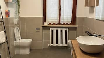Doccia, asciugacapelli, bidet, asciugamani