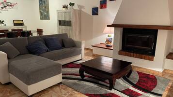 Smart TV, caminetto, videogiochi, lettore DVD