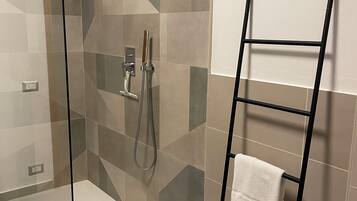 Doccia, asciugacapelli, bidet, asciugamani