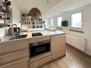 Fridge, microwave, stovetop, coffee/tea maker - TIDE4 Amrum No. 5 - Cute Tiny Loft for one person, 100m to the sea (Wittdün auf Amrum)