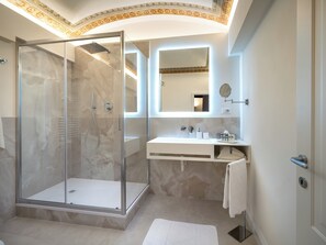 Regadera, secadora de cabello, bidet, toallas