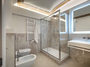 Bruser, hårtørrer, bidet, håndklæder
