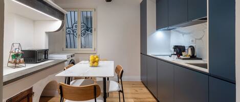 Kühlschrank, Mikrowelle, Herdplatte, Geschirrspüler