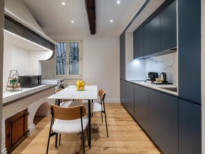 Kjøleskap, mikrobølgeovn, kokeplater og oppvaskmaskin