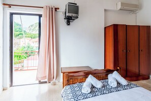 2 bedrooms, iron/ironing board, bed sheets