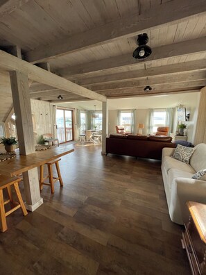 Living area - Charming 2-bedroom cottage on Seneca Lake with AC and WiFi in Penn Yan (Penn Yan)