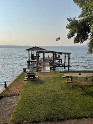 Property grounds - Charming 2-bedroom cottage on Seneca Lake with AC and WiFi in Penn Yan (Penn Yan)