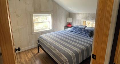 Charming 2-bedroom cottage on Seneca Lake with AC and WiFi in Penn Yan