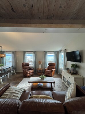 Living area - Charming 2-bedroom cottage on Seneca Lake with AC and WiFi in Penn Yan (Penn Yan)