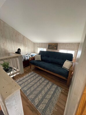 Living area - Charming 2-bedroom cottage on Seneca Lake with AC and WiFi in Penn Yan (Penn Yan)