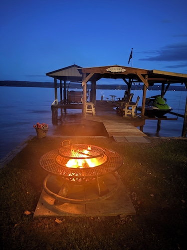 Charming 2-bedroom cottage on Seneca Lake with AC and WiFi in Penn Yan