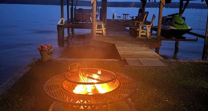 Charming 2-bedroom cottage on Seneca Lake with AC and WiFi in Penn Yan