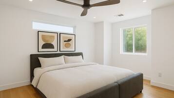 4 habitaciones, escritorio y tabla de planchar con plancha