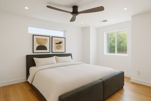 4 habitaciones, escritorio y tabla de planchar con plancha 