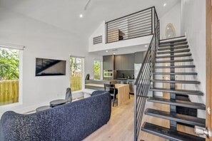 Televisión, estéreo y oficina 