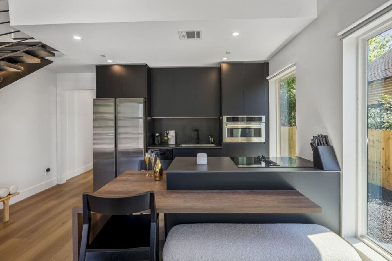 Refrigerador, microondas, horno y parrilla de estufa 