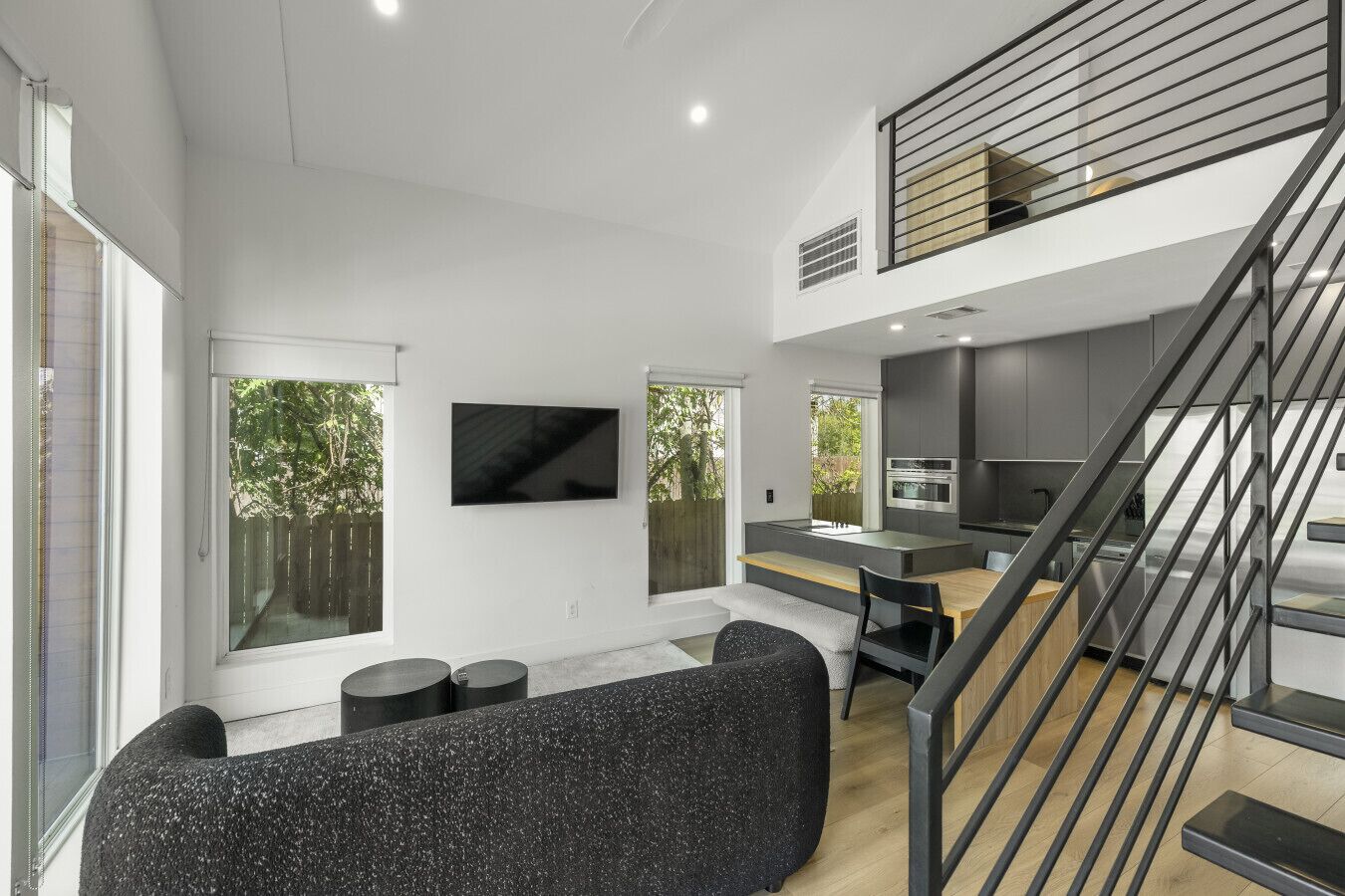 Televisión, estéreo y oficina 