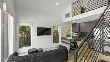 Televisión, estéreo y oficina