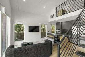 Televisión, estéreo y oficina 