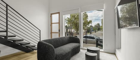 Télévision, chaîne hi-fi, espaces bureaux