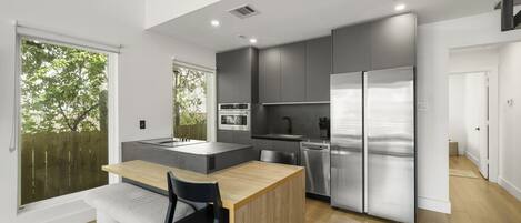 Een koelkast, een microgolfoven, een oven, een kookplaat