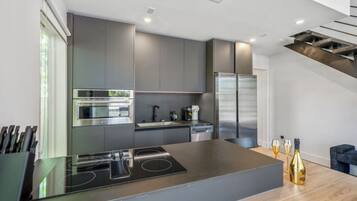 Refrigerador, microondas, horno y parrilla de estufa