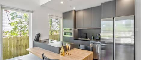 Refrigerador, microondas, horno, placa de cocina