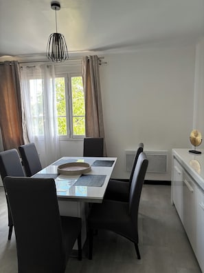 Dining - Quiet house with garden (Alès)
