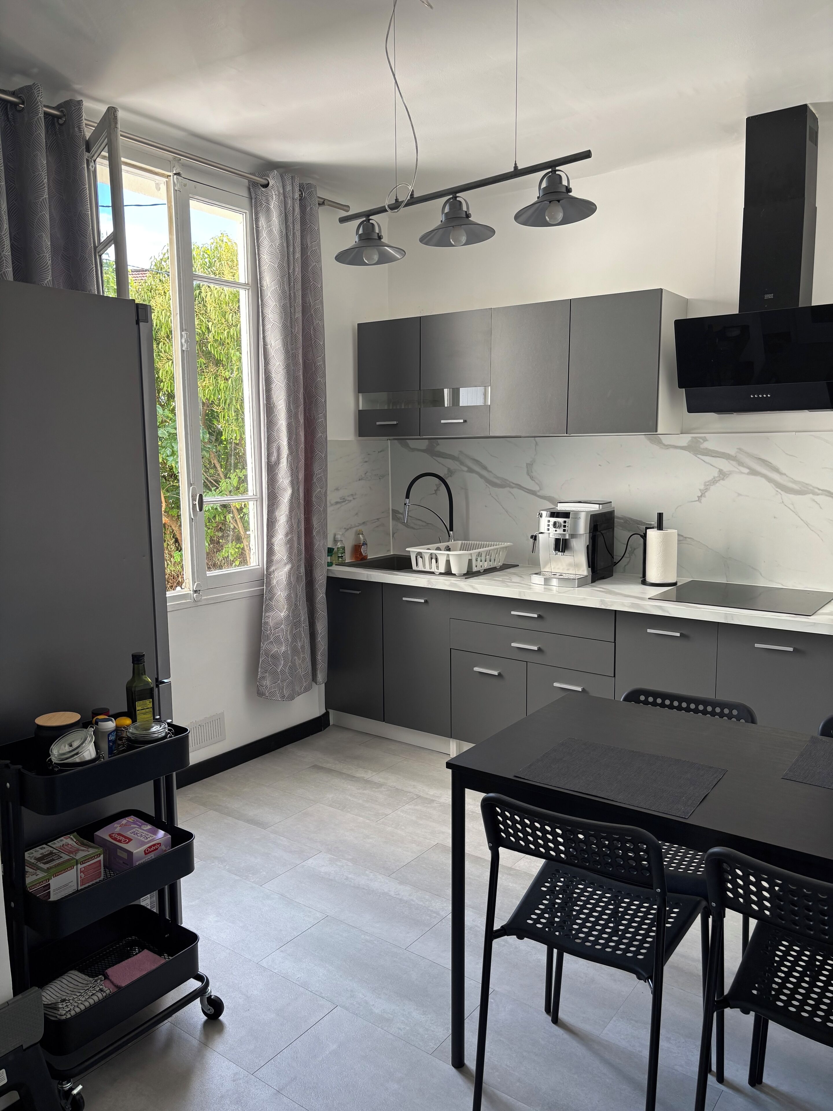 Réfrigérateur, micro-ondes, four, plaque de cuisson