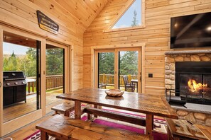 Outdoor dining - Riverfront, Brand New Log Cabin-Fireplace-Firepit (Carroll)