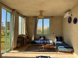 1 bedroom, blackout drapes, free WiFi, bed sheets