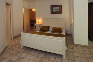 3 bedrooms, desk, iron/ironing board, travel cot