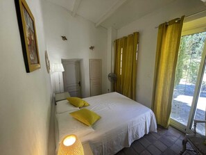 3 bedrooms, desk, iron/ironing board, travel cot