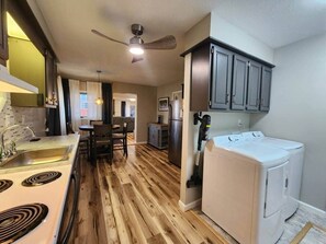 Réfrigérateur, four à micro-ondes, un four, surface de cuisson