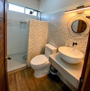 Douche, serviettes fournies, savon, papier toilette