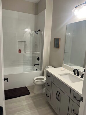 Toallas, jabón, papel de baño